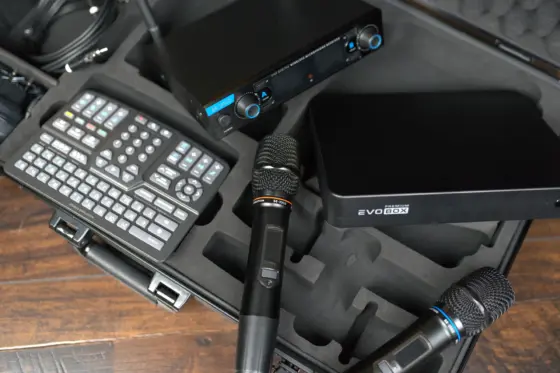 Paquete de karaoke Studio Evolution en maletín: EVOBOX Premium, micrófonos inalámbricos SE 200D con receptor y teclado