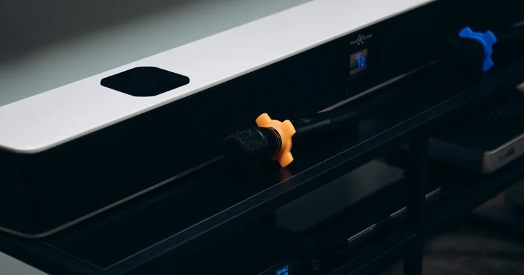 Microphone in the EvoSound Bar holder, close-up