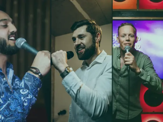 Collage: tres hombres cantan con micrófonos en el karaoke